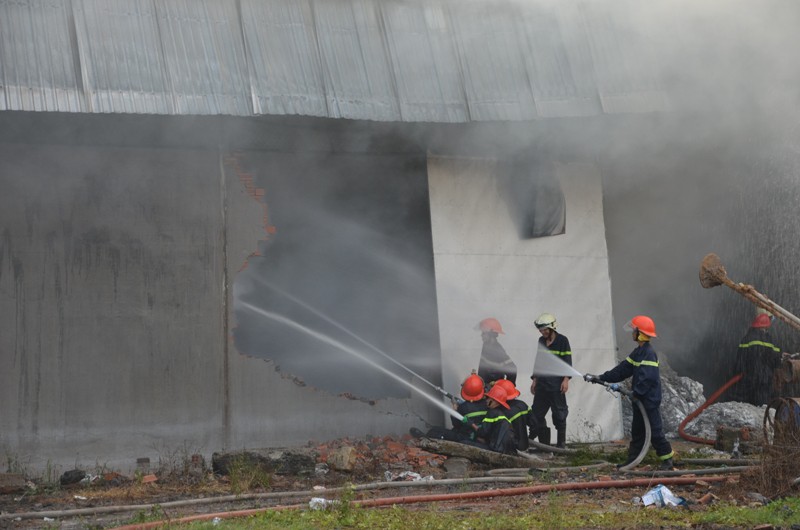 TP.HCM: 128 chiến sĩ cứu hỏa vật lộn 4 tiếng với đám cháy xưởng bông gòn - ảnh 4