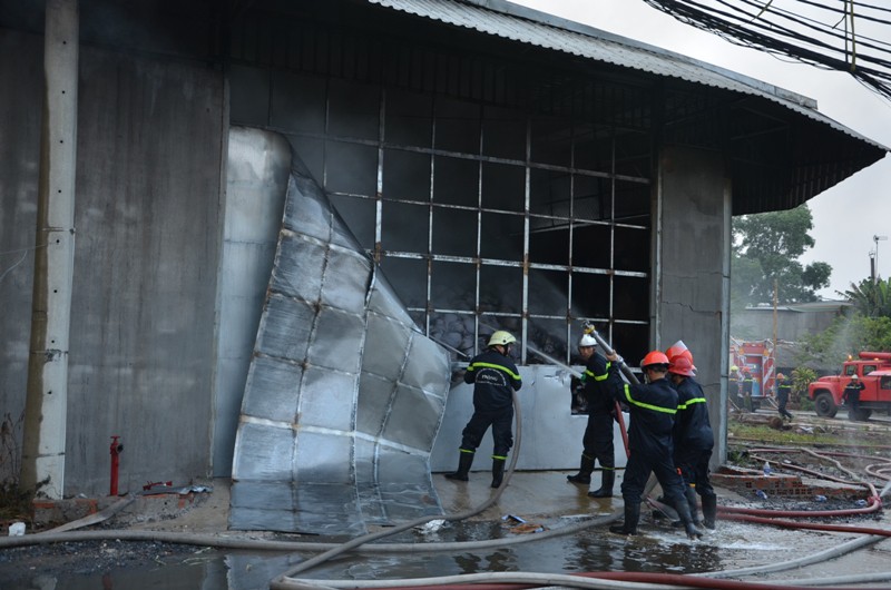 TP.HCM: 128 chiến sĩ cứu hỏa vật lộn 4 tiếng với đám cháy xưởng bông gòn - ảnh 5