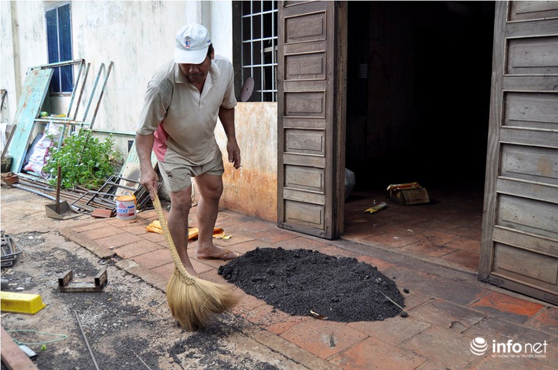 Bọ đậu đen vào nhà làm tổ, người dân ra chuồng heo ngủ để lánh nạn - ảnh 6