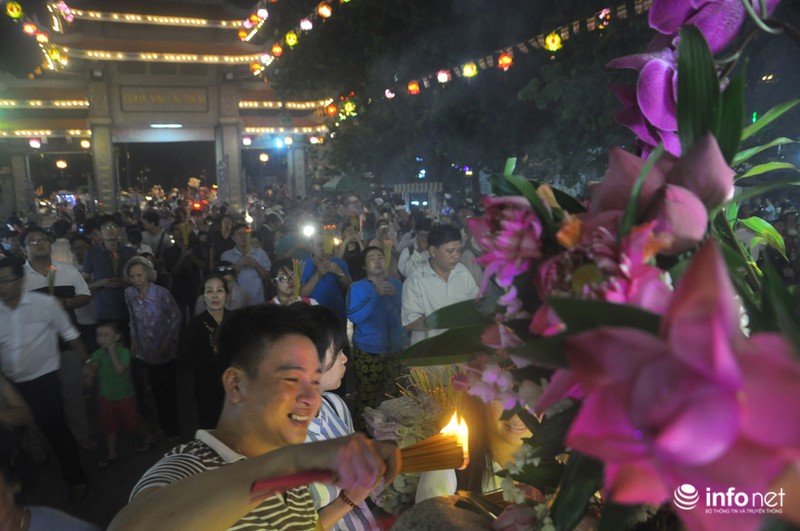 Hàng ngàn người dân TP.HCM đi chùa mừng lễ Phật Đản - ảnh 3