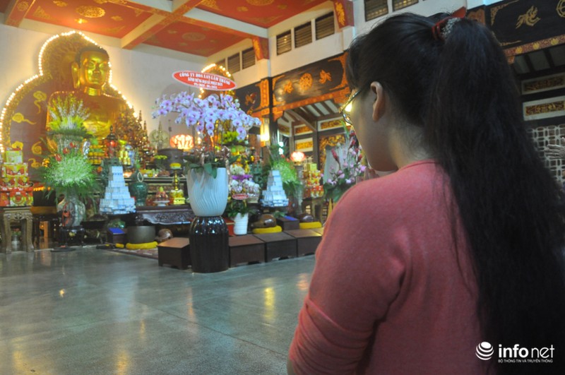 Hàng ngàn người dân TP.HCM đi chùa mừng lễ Phật Đản - ảnh 11