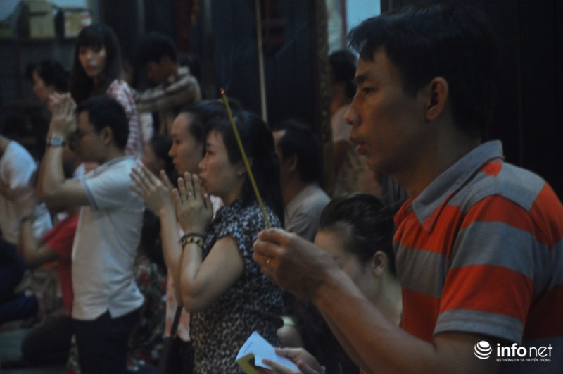 Hàng ngàn người dân TP.HCM đi chùa mừng lễ Phật Đản - ảnh 12