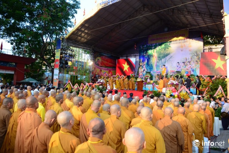 Hàng ngàn người dân TP.HCM đi chùa mừng lễ Phật Đản - ảnh 1