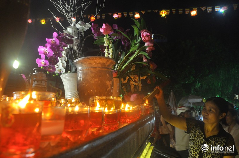 Hàng ngàn người dân TP.HCM đi chùa mừng lễ Phật Đản - ảnh 4