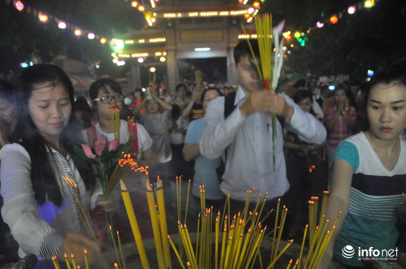 Hàng ngàn người dân TP.HCM đi chùa mừng lễ Phật Đản - ảnh 5