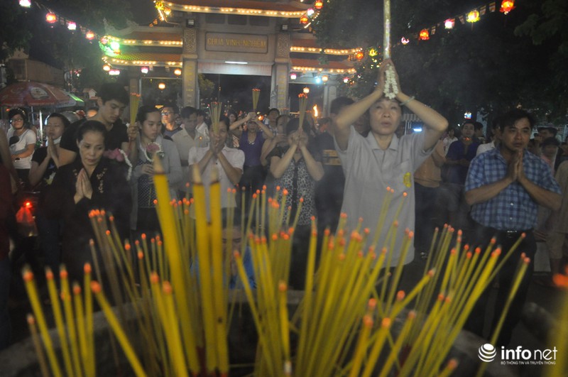 Hàng ngàn người dân TP.HCM đi chùa mừng lễ Phật Đản - ảnh 6