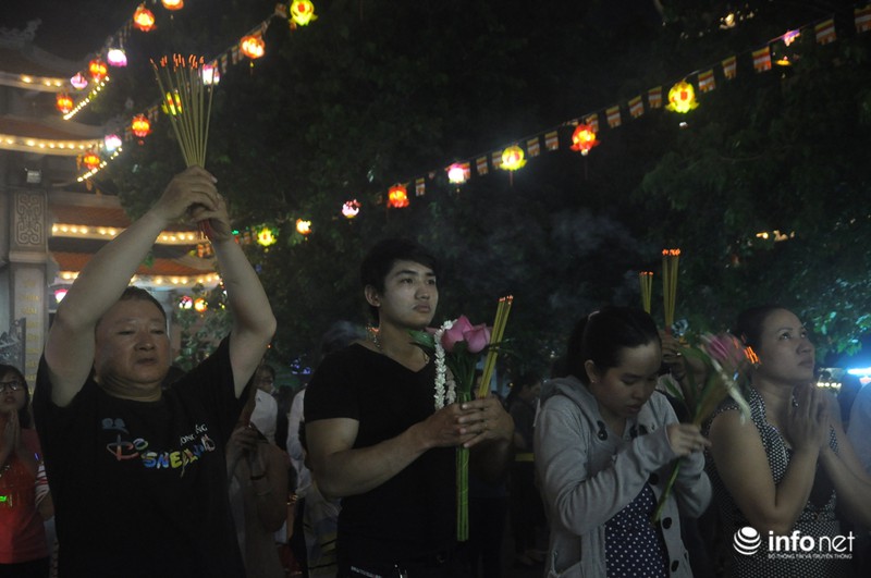 Hàng ngàn người dân TP.HCM đi chùa mừng lễ Phật Đản - ảnh 7