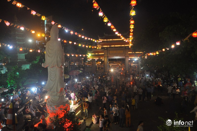 Hàng ngàn người dân TP.HCM đi chùa mừng lễ Phật Đản - ảnh 2