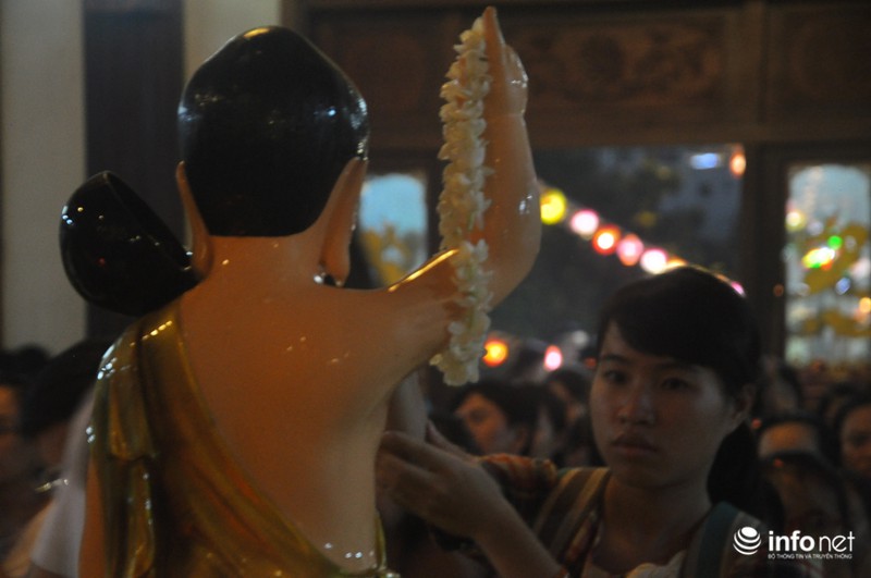 Hàng ngàn người dân TP.HCM đi chùa mừng lễ Phật Đản - ảnh 8