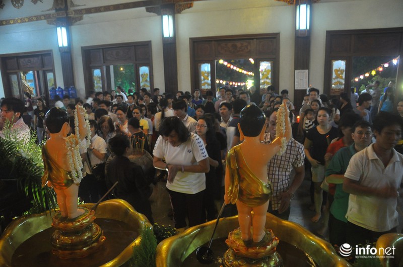 Hàng ngàn người dân TP.HCM đi chùa mừng lễ Phật Đản - ảnh 9