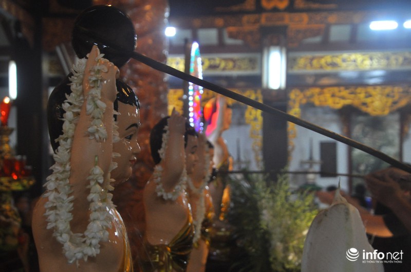 Hàng ngàn người dân TP.HCM đi chùa mừng lễ Phật Đản - ảnh 10