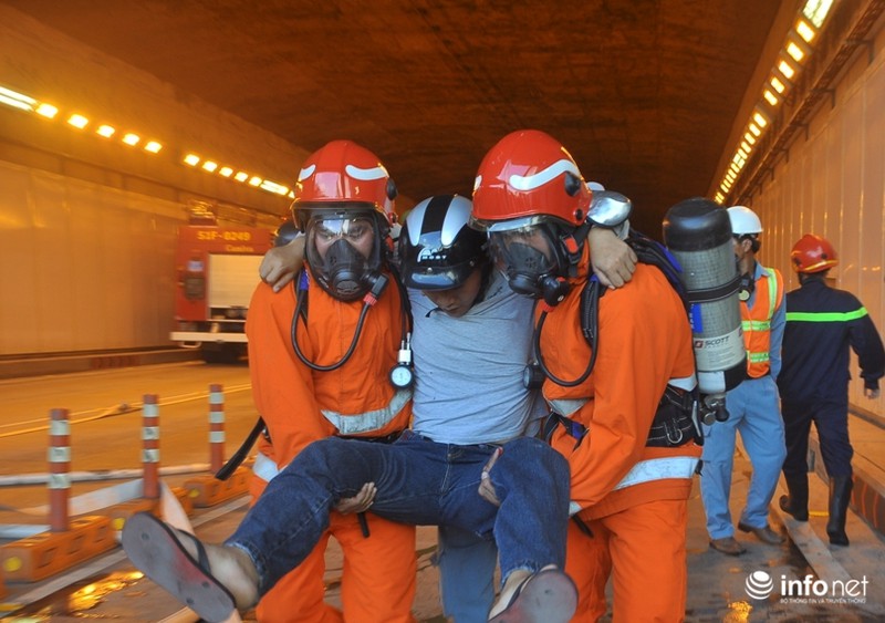 Hình ảnh hàng trăm người diễn tập chữa cháy, cứu nạn tại hầm sông Sài Gòn - ảnh 9