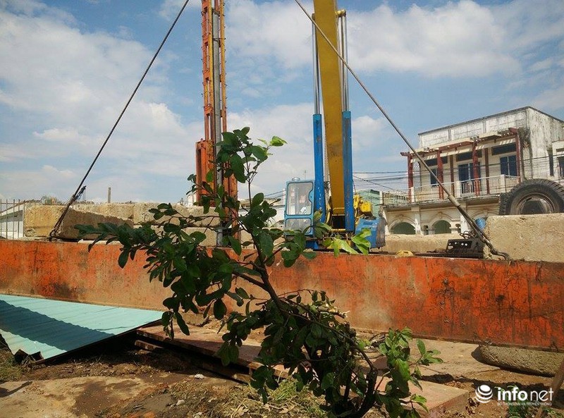 TP.HCM: Nhiều khối bê tông “khủng” rơi xuống sát nhà dân,4 xe máy nát vụn - ảnh 3