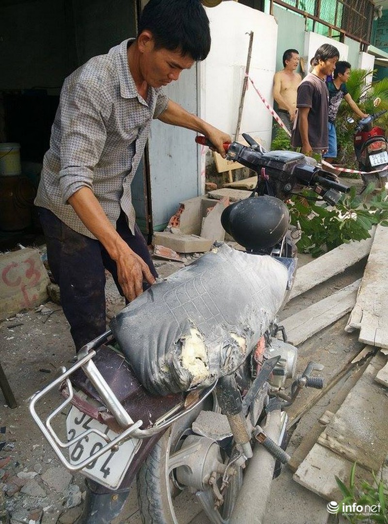 TP.HCM: Nhiều khối bê tông “khủng” rơi xuống sát nhà dân,4 xe máy nát vụn - ảnh 9