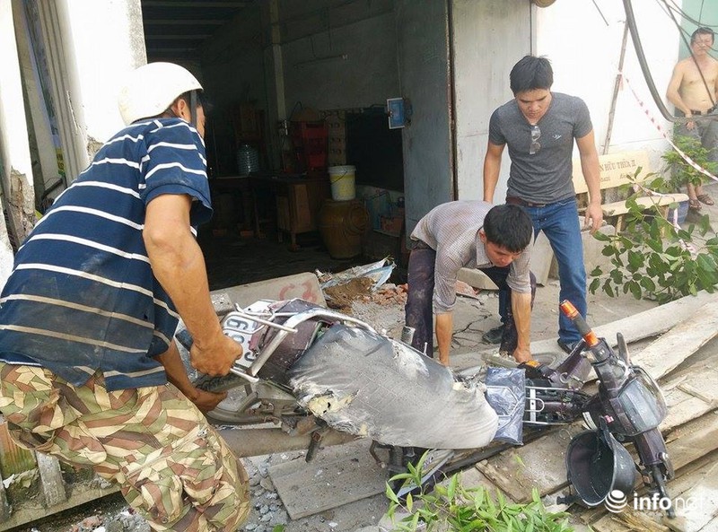 TP.HCM: Nhiều khối bê tông “khủng” rơi xuống sát nhà dân,4 xe máy nát vụn - ảnh 4