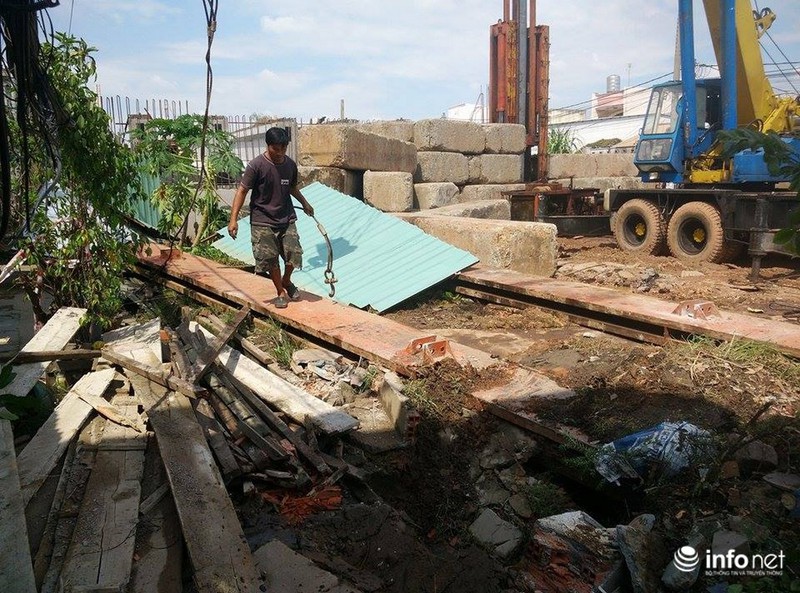 TP.HCM: Nhiều khối bê tông “khủng” rơi xuống sát nhà dân,4 xe máy nát vụn - ảnh 5