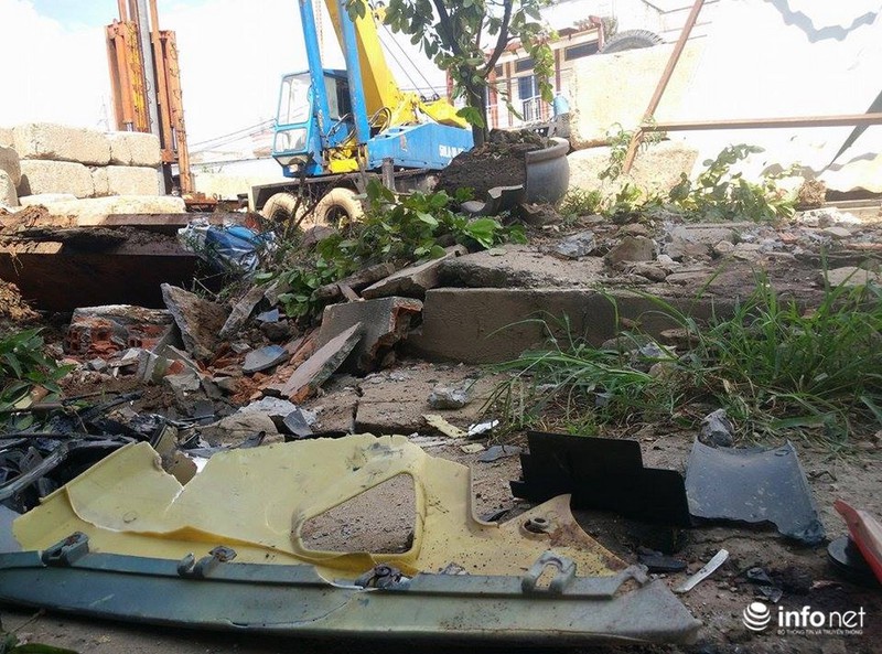 TP.HCM: Nhiều khối bê tông “khủng” rơi xuống sát nhà dân,4 xe máy nát vụn - ảnh 1