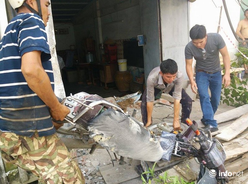 TP.HCM: Nhiều khối bê tông “khủng” rơi xuống sát nhà dân,4 xe máy nát vụn - ảnh 6