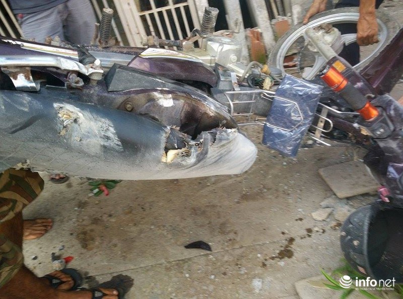 TP.HCM: Nhiều khối bê tông “khủng” rơi xuống sát nhà dân,4 xe máy nát vụn - ảnh 2