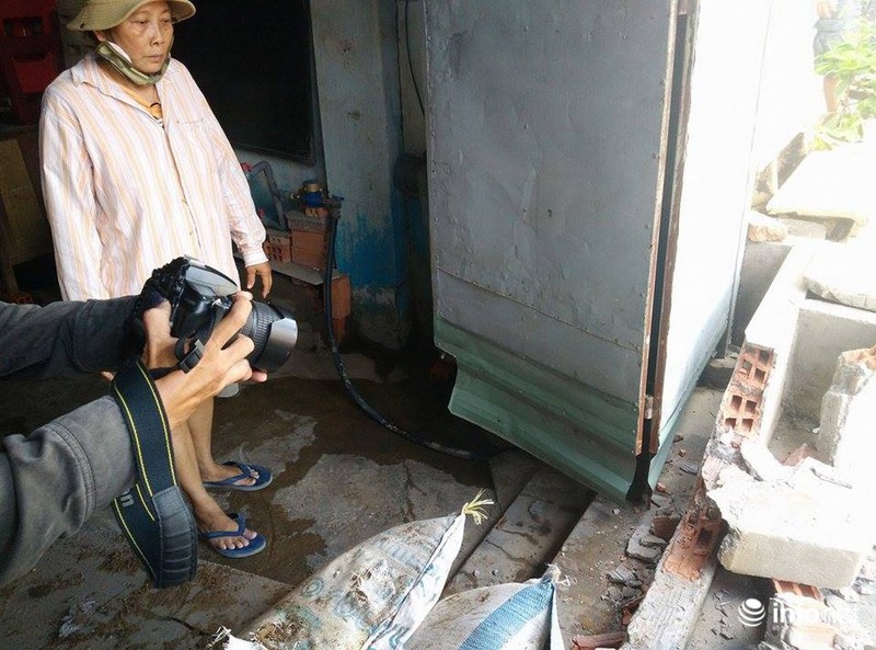 TP.HCM: Nhiều khối bê tông “khủng” rơi xuống sát nhà dân,4 xe máy nát vụn - ảnh 8