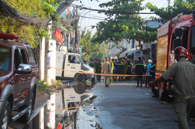 Xưởng dệt cháy đen, 1 người tử vong, nhiều người bị bỏng - ảnh 1