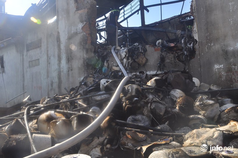 Xưởng dệt cháy đen, 1 người tử vong, nhiều người bị bỏng - ảnh 4