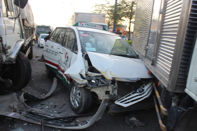 TP.HCM: Một ngày xảy ra 3 vụ tai nạn nghiêm trọng, 8 xe đâm nhau liên hoàn - ảnh 2