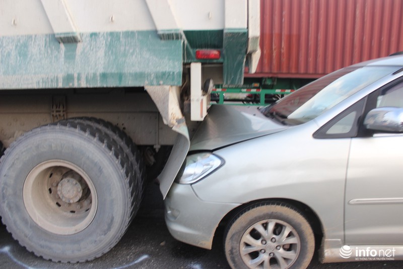 TP.HCM: Một ngày xảy ra 3 vụ tai nạn nghiêm trọng, 8 xe đâm nhau liên hoàn - ảnh 3