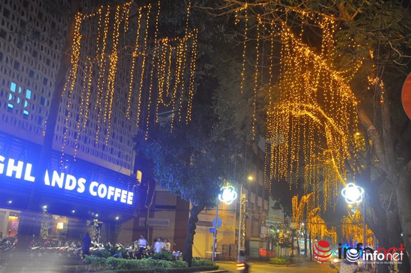 Người dân Sài Gòn nhộn nhịp đón Noel sớm - ảnh 1