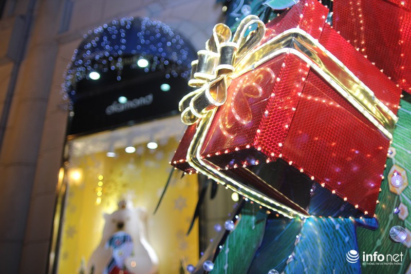 Người dân Sài Gòn nhộn nhịp đón Noel sớm - ảnh 14