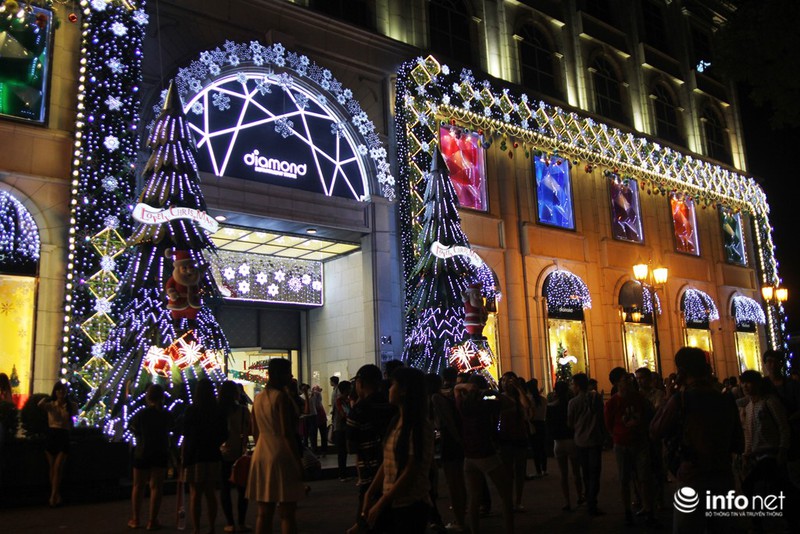 Người dân Sài Gòn nhộn nhịp đón Noel sớm - ảnh 4