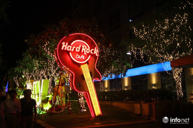 Người dân Sài Gòn nhộn nhịp đón Noel sớm - ảnh 5