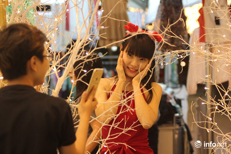 Người dân Sài Gòn nhộn nhịp đón Noel sớm - ảnh 11