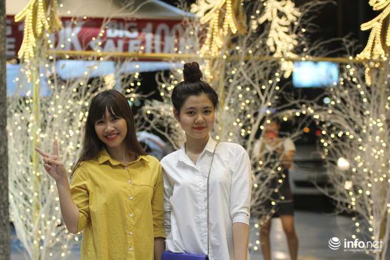 Người dân Sài Gòn nhộn nhịp đón Noel sớm - ảnh 12