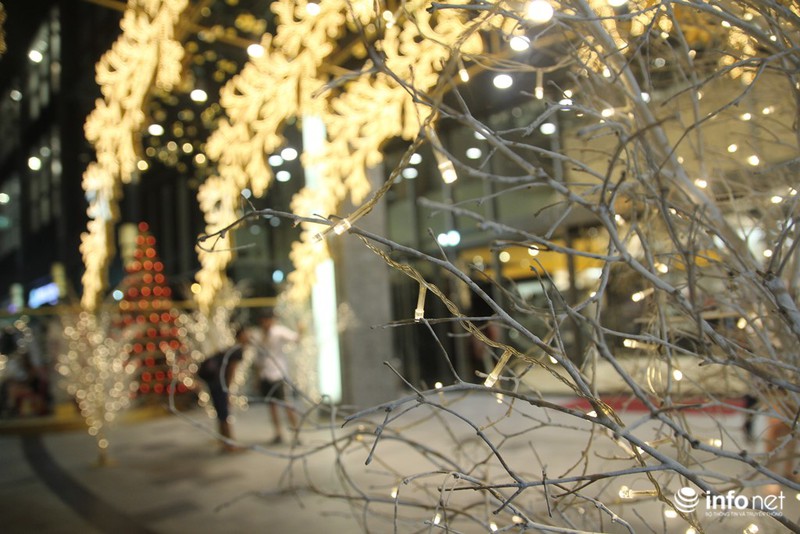 Người dân Sài Gòn nhộn nhịp đón Noel sớm - ảnh 6