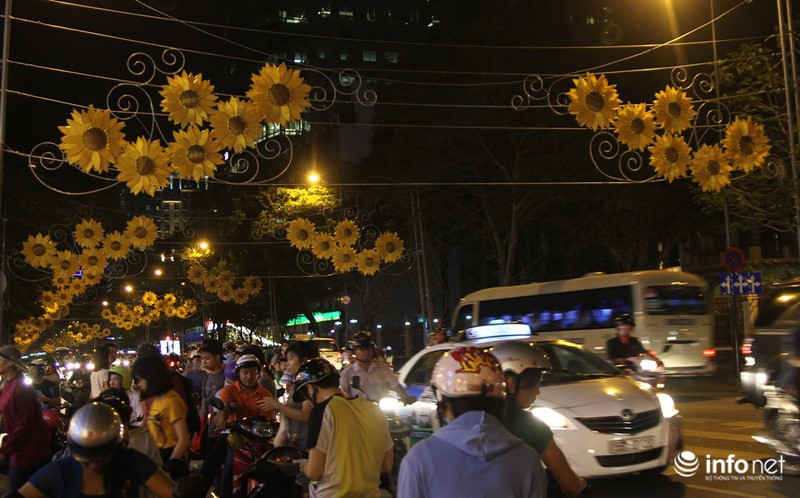 Người dân Sài Gòn nhộn nhịp đón Noel sớm - ảnh 2