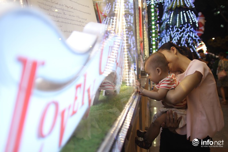 Người dân Sài Gòn nhộn nhịp đón Noel sớm - ảnh 9