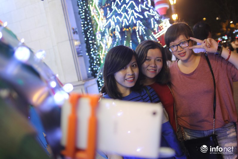 Người dân Sài Gòn nhộn nhịp đón Noel sớm - ảnh 13