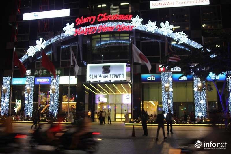 Người dân Sài Gòn nhộn nhịp đón Noel sớm - ảnh 3