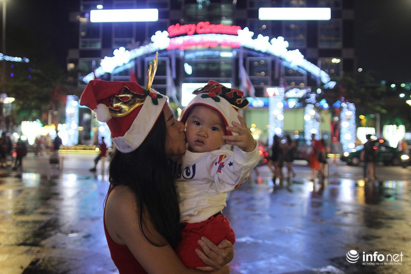 Người dân Sài Gòn nhộn nhịp đón Noel sớm - ảnh 10