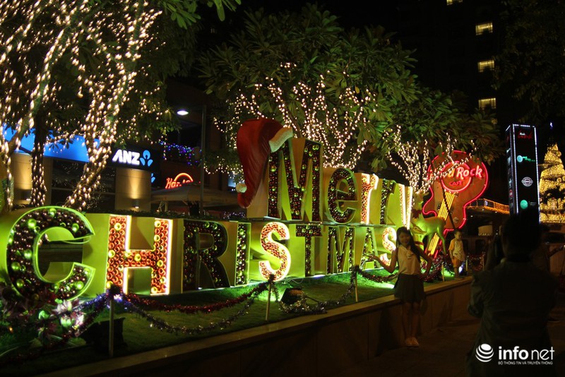 Người dân Sài Gòn nhộn nhịp đón Noel sớm - ảnh 7