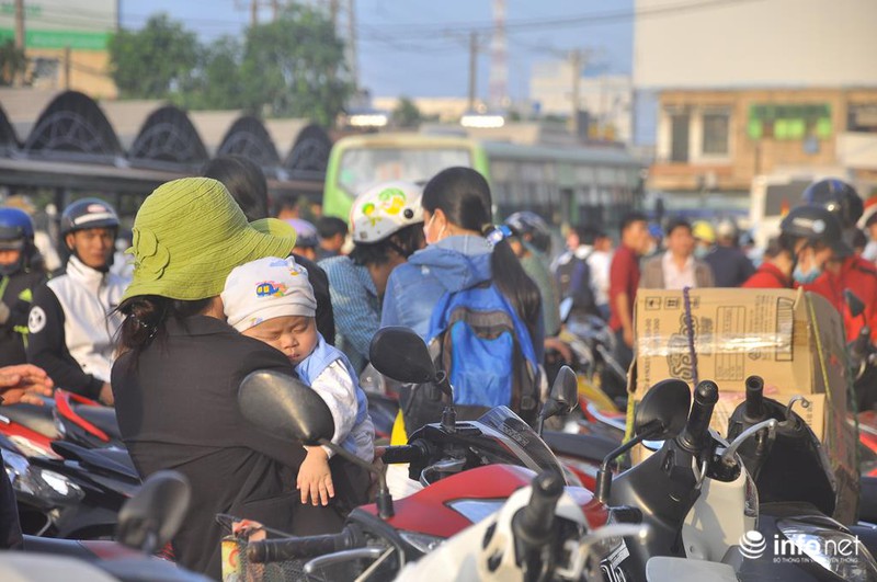 Chiều cuối năm, người dân nườm nượp rời Sài Gòn về quê ăn Tết - ảnh 1