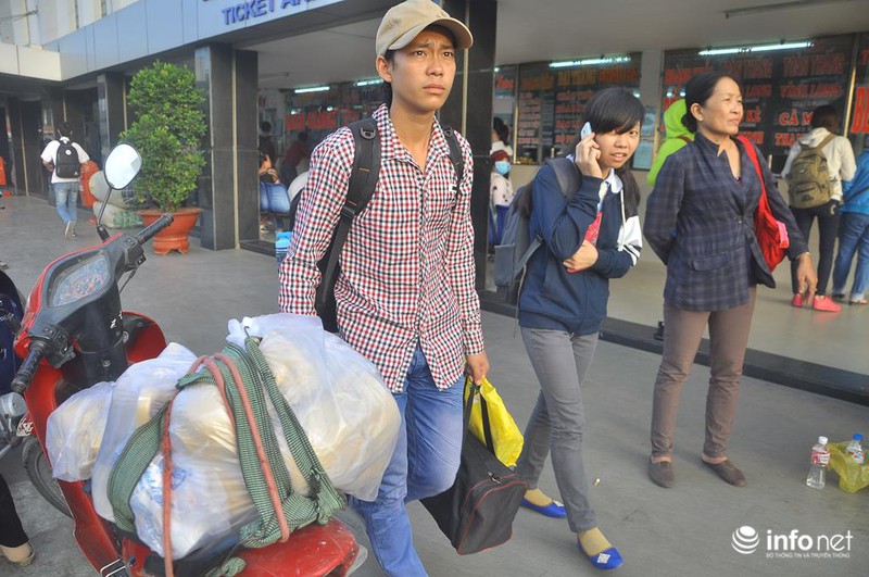 Chiều cuối năm, người dân nườm nượp rời Sài Gòn về quê ăn Tết - ảnh 5