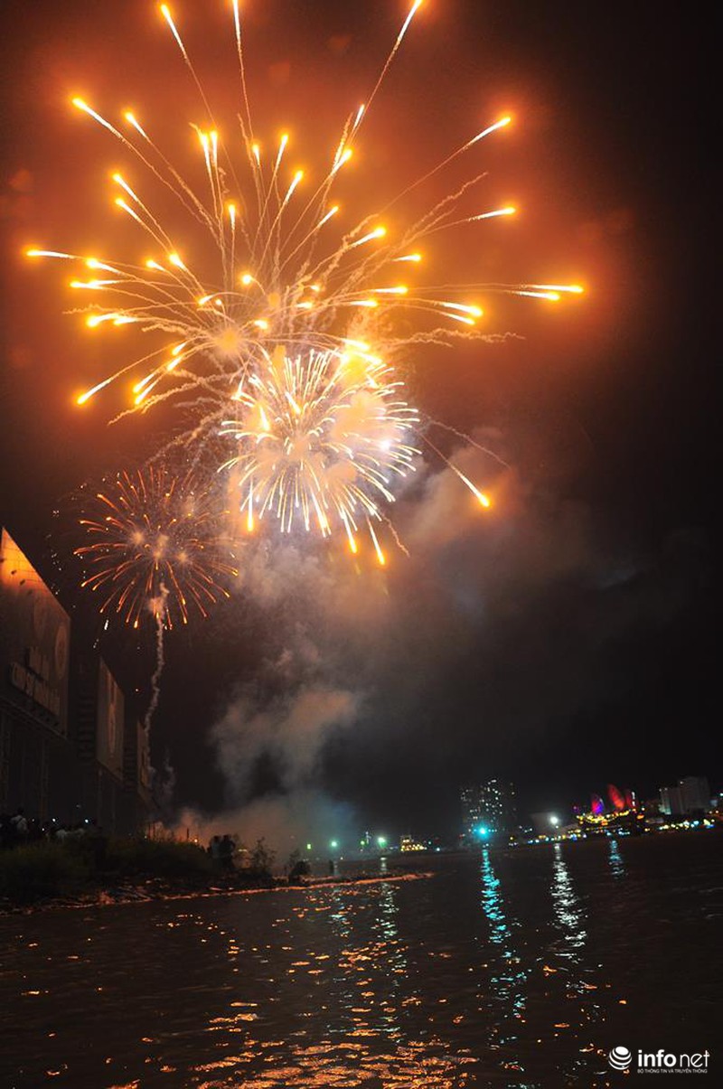 Mãn nhãn với pháo hoa chào mừng năm mới 2016 ở Sài Gòn - ảnh 12