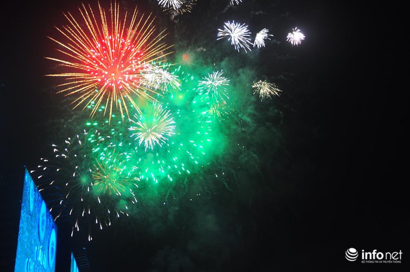 Mãn nhãn với pháo hoa chào mừng năm mới 2016 ở Sài Gòn - ảnh 6