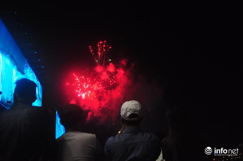 Mãn nhãn với pháo hoa chào mừng năm mới 2016 ở Sài Gòn - ảnh 9