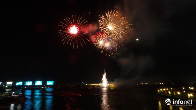 Mãn nhãn với pháo hoa chào mừng năm mới 2016 ở Sài Gòn - ảnh 4