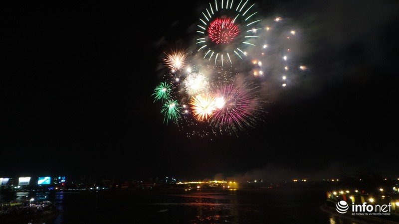 Mãn nhãn với pháo hoa chào mừng năm mới 2016 ở Sài Gòn - ảnh 5