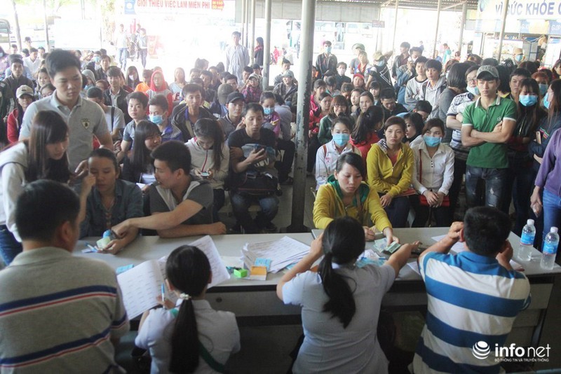 Bến xe miền Đông: Người dân chờ 4 tiếng vẫn chưa mua được vé xe Tết - ảnh 1