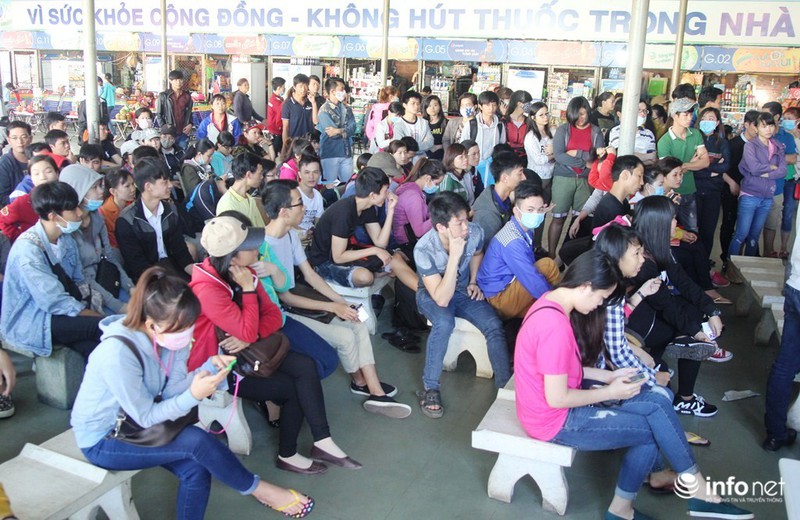 Bến xe miền Đông: Người dân chờ 4 tiếng vẫn chưa mua được vé xe Tết - ảnh 2